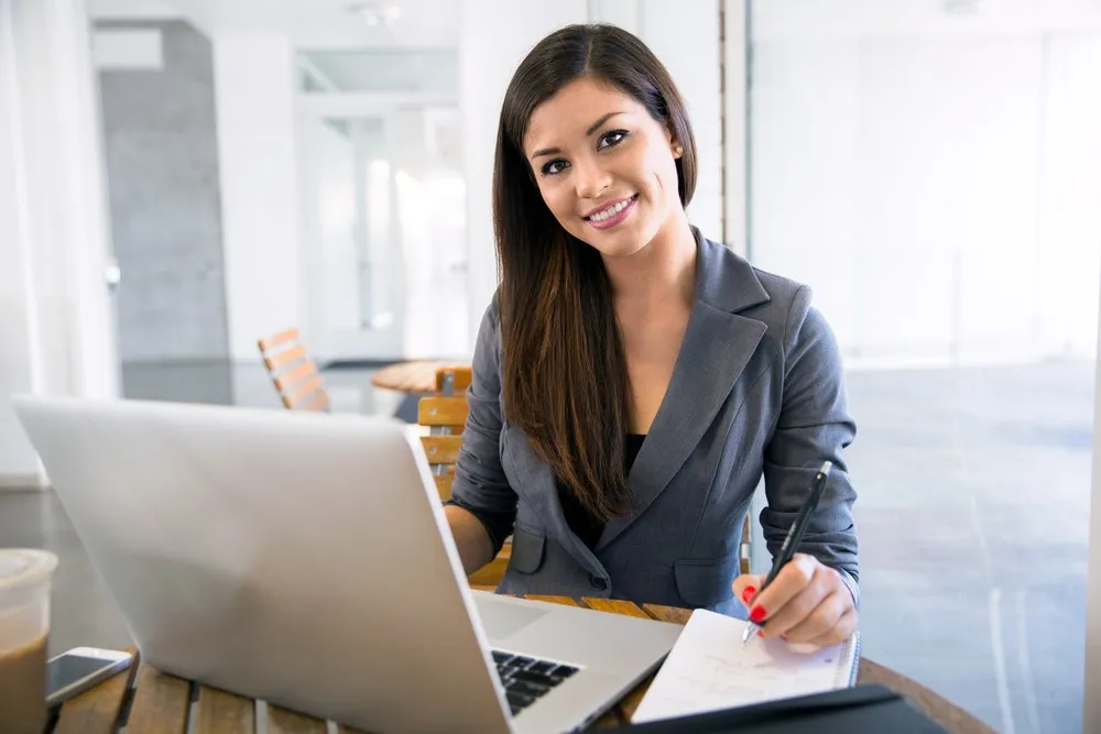 Professionnelle devant un ordinateur