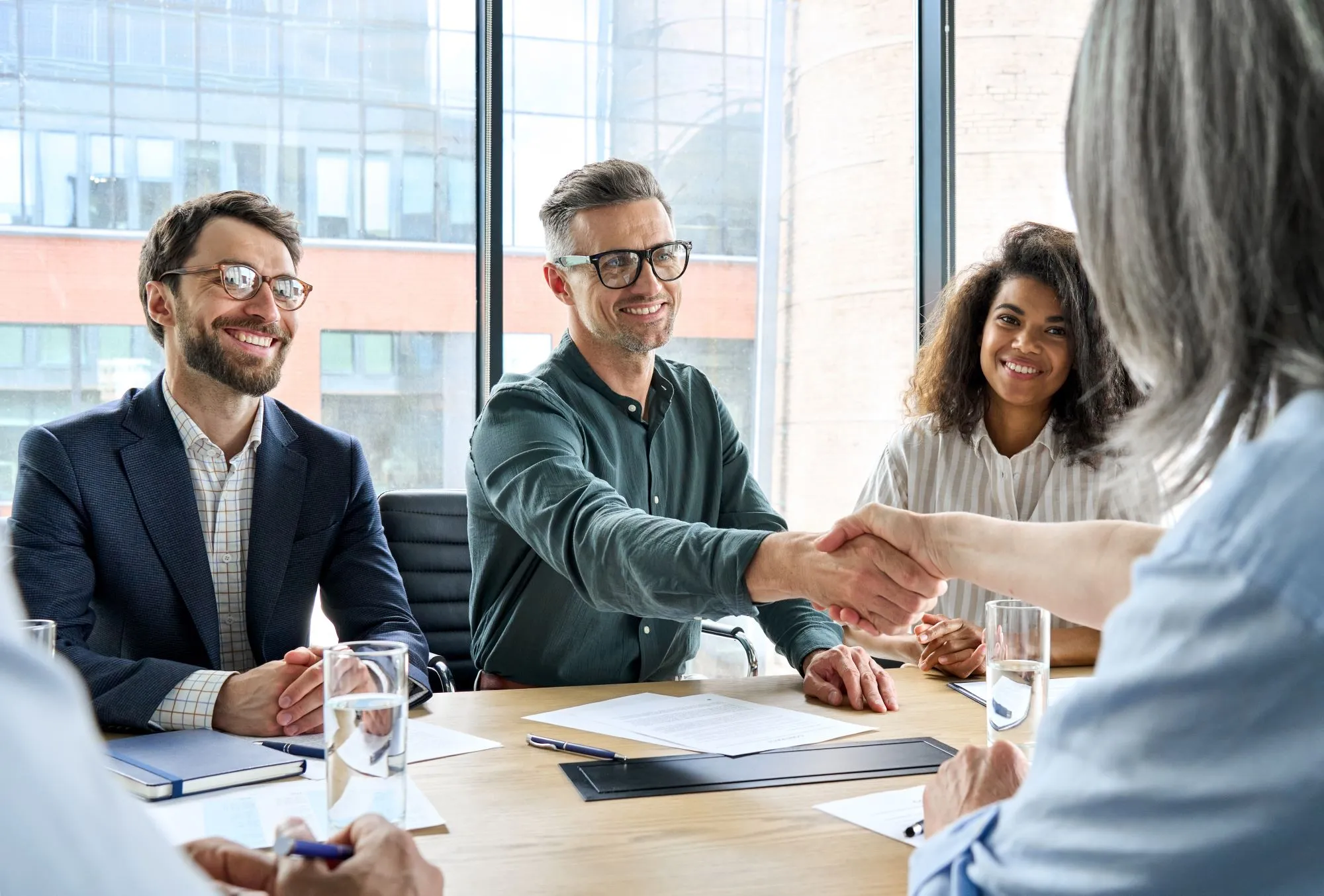 Réunion professionnelle autour d'une table